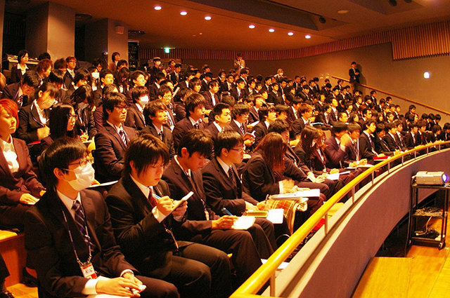 神戸電子専門学校では2014年春に卒業する学生の就職活動が始まり、就職センターによる指導が行われるほか、企業による説明会、セミナーなど多数開催されている。