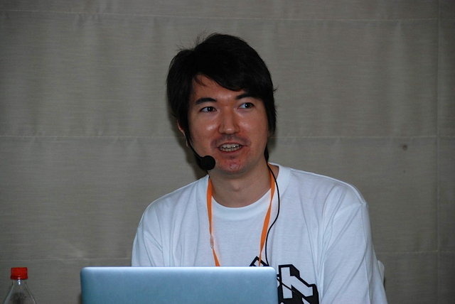 GTMF2013で、 モノビットは「モノビットエンジンのご紹介〜プロ視点で開発された通信ミドルウェア & 統合サーバパッケージ〜」と題した講演を行いました。壇上では同社代表取締役の本城嘉太郎氏が同社が展開するオンラインゲーム向け統合ソリューション「モノビットエン