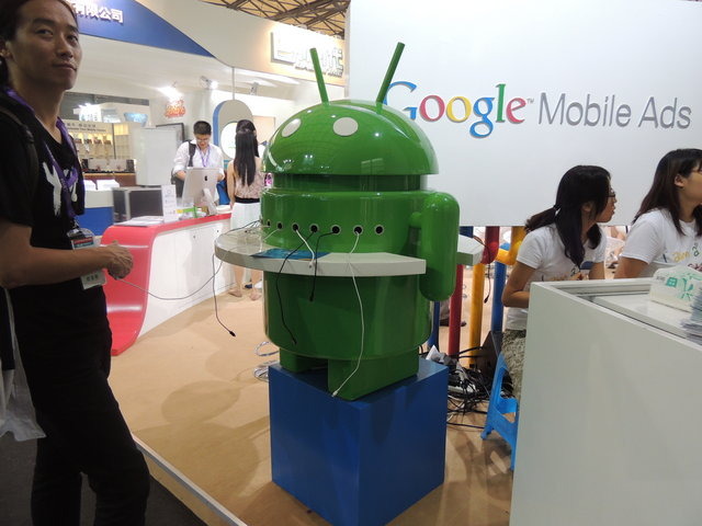 中国・上海の上海国際博覧センターで開催中のChina Joy 2013。中国や台湾のゲームデベロッパーが出展する中で目を引いたのがドロイド君の充電器を設置したGoogleブースでした。担当者に話を聞くことができたので、中国のアプリマネタイズ事情についていくつか質問をぶつ