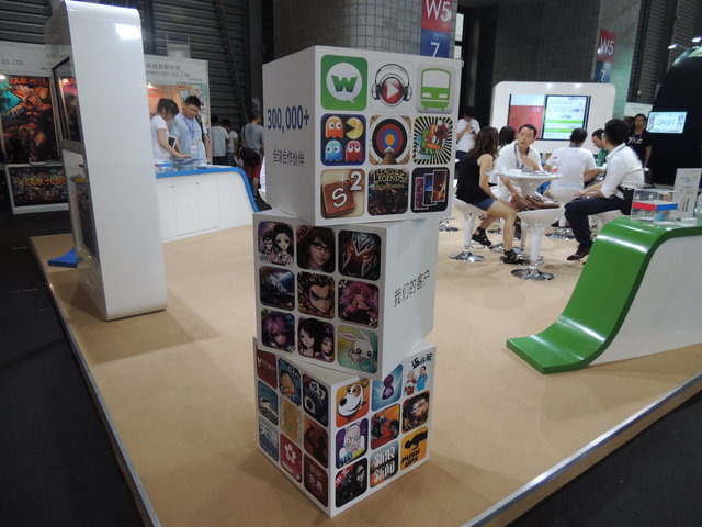 中国・上海の上海国際博覧センターで開催中のChina Joy 2013。中国や台湾のゲームデベロッパーが出展する中で目を引いたのがドロイド君の充電器を設置したGoogleブースでした。担当者に話を聞くことができたので、中国のアプリマネタイズ事情についていくつか質問をぶつ