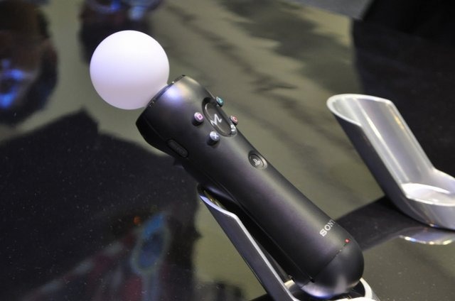 ソニー・コンピュータエンタテインメントが昨日開催したプレスカンファレンスで発表した、プレイステーション3向けのモーションコントローラー「PlayStation Move」ですが、本日から開幕したエキスポ会場のSCEブースでは初めて一般に体験できました。