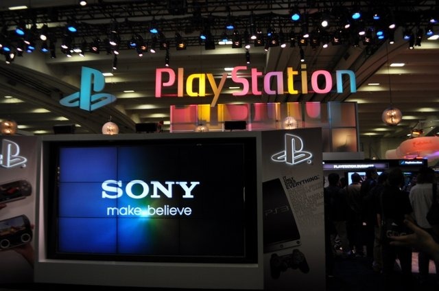 ソニー・コンピュータエンタテインメントが昨日開催したプレスカンファレンスで発表した、プレイステーション3向けのモーションコントローラー「PlayStation Move」ですが、本日から開幕したエキスポ会場のSCEブースでは初めて一般に体験できました。