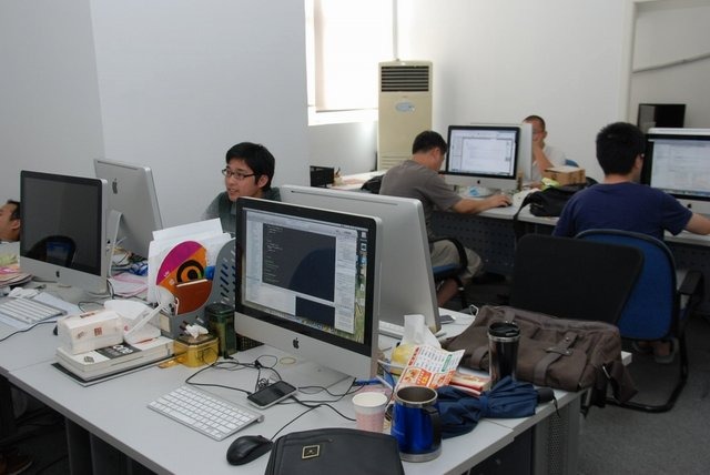 中国進出で苦戦が続く日本企業。2013年5月のグリーによる中国オフィス閉鎖も記憶に新しいところです。1年前には同じく楽天が中国検索サイト大手の百度と提携を解消。日中間のビジネスの難しさを改めて知らしめました。歴史認識に領土問題と、固有のカントリーリスクも存