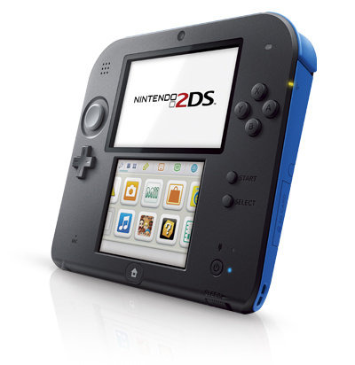 任天堂は同社の携帯ゲーム機ニンテンドー3DSの新ファミリーとなる“Nintendo 2DS”を発表しました。本機は折りたたみ機能や3D機能を除いてニンテンドー3DSと互換性を持っており、既存の3DS/DSゲームがプレイ可能となっています。