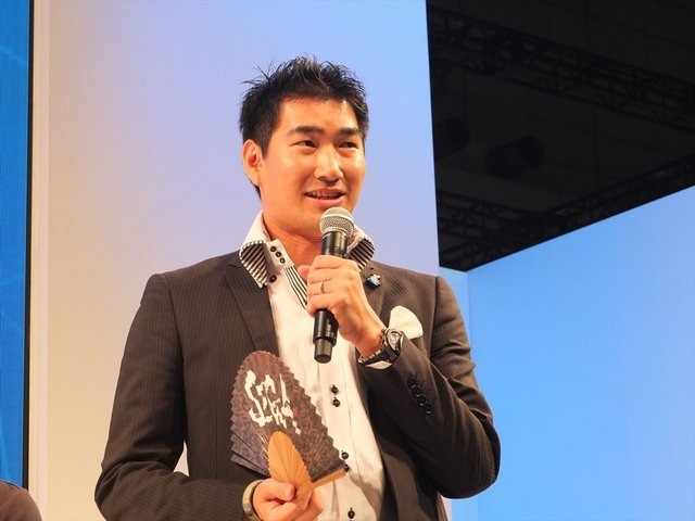 東京ゲームショウ2013のビジネスデイ1日目、グリー株式会社は「スマホアプリ必勝戦略！グリー・ポケラボ・セガネットワークスの世界戦の戦い方」と題したトークセッションを行いました。株式会社日経BPの品田英雄氏がモデレーターをつとめ、グリー株式会社の荒木英士氏