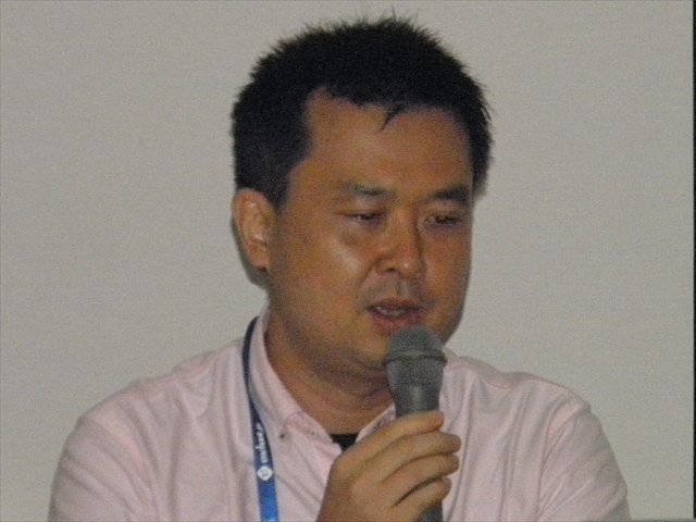 九州大学大学院芸術工学研究院の講師、松隈浩之氏はCEDEC 2013において、九州大学と長尾病院による共同開発のリハビリ用ゲーム『リハビリウム起立くん』の開発、並びに施設における利用状況についての発表をCEDEC 2013で行いました。