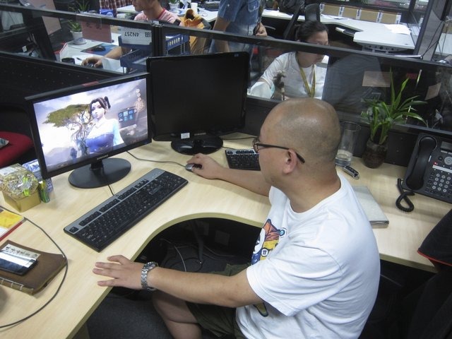 日本だけでなく中国市場でも大成功をおさめた『拡散性ミリオンアーサー』。スクウェア・エニックスの看板ソーシャルゲームです。その影には中国でのパブリッシングを担当した  盛大ネットワーク  の存在がありました。今回チャイナジョイ2013にあわせて同社を訪問し、ロ