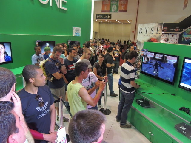 その発表以来、各国のゲームイベントでも話題の中心となっている次世代機。ブラジルでも人気ぶりを写真を交えお伝えします。