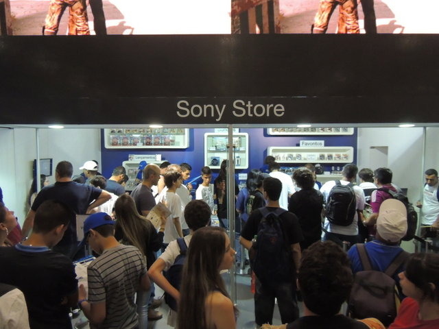 PS4の試遊展示が人気のSCEブースですが、同じく人気なのが併設されたソニーストアと名付けられた物販ブース。