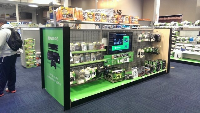 GDC Next/ADCの閉幕後、せっかくですのでロサンゼルスのゲーム販売店の様子を覗いてみました。まずは郊外にある家電量販店、BestBuyです。