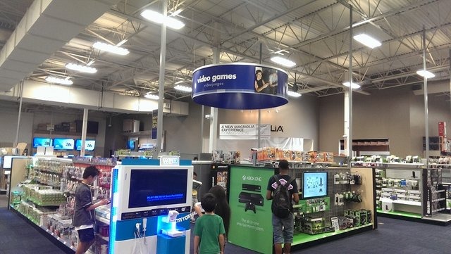 GDC Next/ADCの閉幕後、せっかくですのでロサンゼルスのゲーム販売店の様子を覗いてみました。まずは郊外にある家電量販店、BestBuyです。