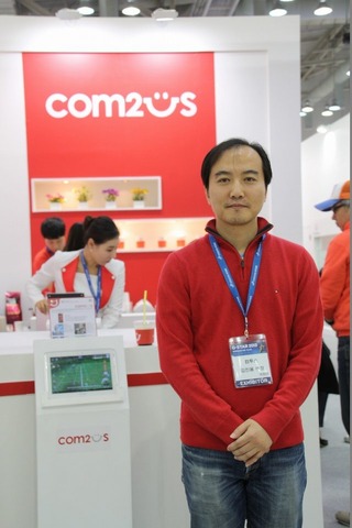 今年も韓国釜山市で開催している韓国最大級のゲームショウG-STAR2013において韓国大手モバイルゲームデベロッパーCOM2USの日本法人事業本部長 金 鎮用（キム ジンヨン）氏にお話を聞くことができました。