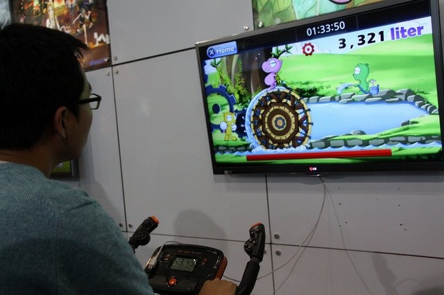 今年も韓国釜山市で開催中の韓国最大級のゲームショウG-STAR。オンラインゲームブース、スマフォ・タブレットゲームブースが多く並んでいる中、道行く人が足を止めているブースがありました。