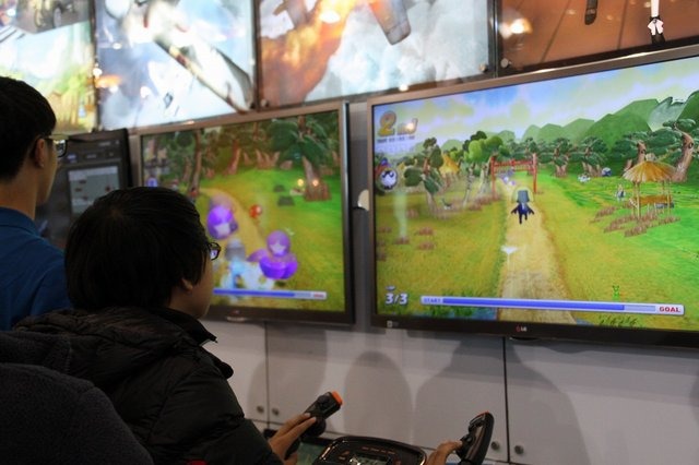 今年も韓国釜山市で開催中の韓国最大級のゲームショウG-STAR。オンラインゲームブース、スマフォ・タブレットゲームブースが多く並んでいる中、道行く人が足を止めているブースがありました。