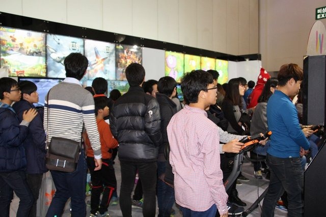 今年も韓国釜山市で開催中の韓国最大級のゲームショウG-STAR。オンラインゲームブース、スマフォ・タブレットゲームブースが多く並んでいる中、道行く人が足を止めているブースがありました。