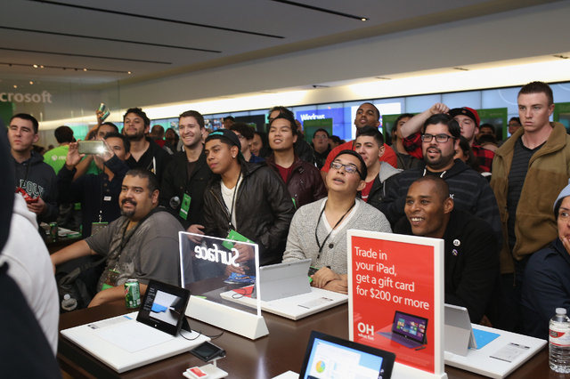 先ほどお届けした、米国オレゴン州GameStop店舗のレポートに続いて、カリフォルニア州サンディエゴのファッション・ヴァレー・モール内にある、Microsoftストアでの、Xbox Oneミッドナイトローンチの模様をフォトレポートでお送りします。