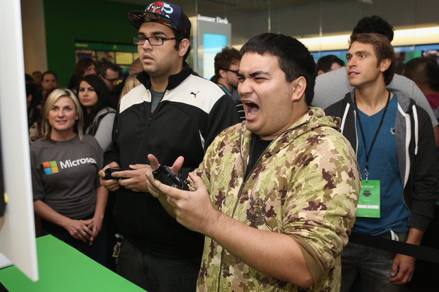先ほどお届けした、米国オレゴン州GameStop店舗のレポートに続いて、カリフォルニア州サンディエゴのファッション・ヴァレー・モール内にある、Microsoftストアでの、Xbox Oneミッドナイトローンチの模様をフォトレポートでお送りします。