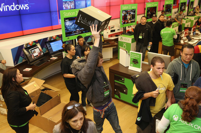 先ほどお届けした、米国オレゴン州GameStop店舗のレポートに続いて、カリフォルニア州サンディエゴのファッション・ヴァレー・モール内にある、Microsoftストアでの、Xbox Oneミッドナイトローンチの模様をフォトレポートでお送りします。