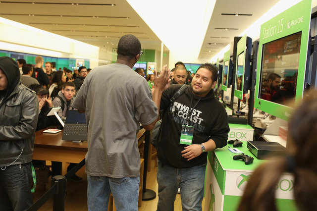先ほどお届けした、米国オレゴン州GameStop店舗のレポートに続いて、カリフォルニア州サンディエゴのファッション・ヴァレー・モール内にある、Microsoftストアでの、Xbox Oneミッドナイトローンチの模様をフォトレポートでお送りします。