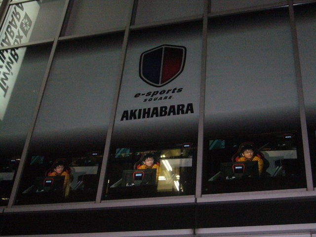 2013年1月25日、 e-sports SQUARE AKIHABARA がオープンしました。e-sports SQUARE 市川店はハイスペックなPC、ゲーミング用のマウスやキーボード、遅延の少ないモニターなど、ゲームプレイのパフォーマンスにこだわるゲーマー達に最適な環境を取りそろえ、日本初のeス