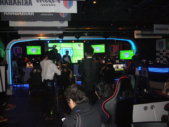 2013年1月25日、 e-sports SQUARE AKIHABARA がオープンしました。e-sports SQUARE 市川店はハイスペックなPC、ゲーミング用のマウスやキーボード、遅延の少ないモニターなど、ゲームプレイのパフォーマンスにこだわるゲーマー達に最適な環境を取りそろえ、日本初のeス