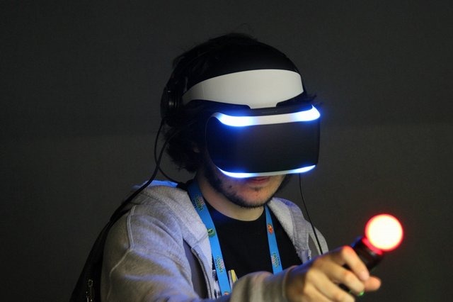 現地時間の19日、EXPO会場が開幕してより賑わいを見せているGame Developers Conference 2014。ソニーブースでは昨日発表されたばかりのVRヘッドセット「Project Morpheus」が早速体験できます。