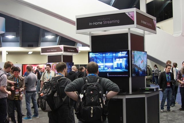 19日からオープンしたEXPO会場。初めてGame Developers Conferenceの一般ブースに出展したValveは、2014年初頭にも出荷開始される予定の「SteamOS」を搭載したリビング向けゲームマシン「Steam Machine」とそのコントローラーを公開しました。