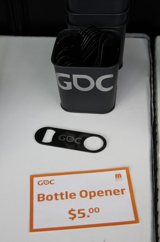 GDCのオフィシャルショップで、多数のロゴ入りグッズなどを販売している「GDC STORE」。今年はサウスホールの1階にお店を構えています。