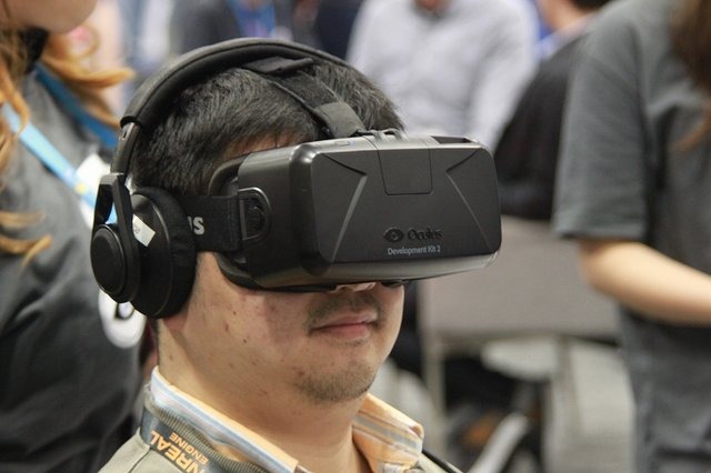 GDCが最新のゲーム技術を開発者に示す場だとすると、今年は正にそれを体現する年となりました。話題の中心はOculus VR社が開発する「Oculus Rift」(オキュラス リフト)と、ソニーが初披露した「Project Morpheus」(プロジェクト モーフィアス)という2つのVRヘッドセット