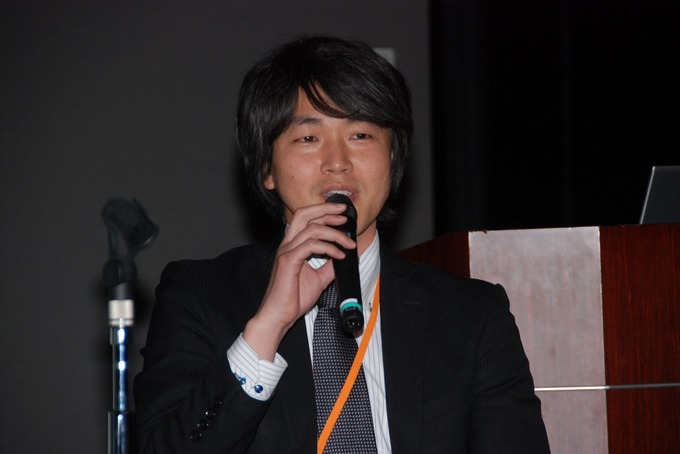 OGC2014で4月23日、「東アジアの中心“福岡”からゲームを語る」 と題してパネルディスカッションが行われました。パネリストは福岡市役所からゲーム映像係長の中島賢一氏、gumi West代表取締役の今泉潤氏、PlayArt Fukuokadeでゲーム運営室室長をつとめる中尾達也氏が