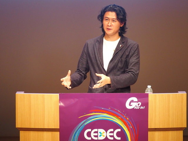 CEDEC初日に作家の冲方丁氏は「物語の力」と題して基調講演を行い、偶然に彩られた人間の経験と、必然によって規定された物語の関係性について、物語の種類や歴史を紐解きながら論じました。そしてテーブルトークRPG（TRPG）を例に出しながら、偶然性と必然性を融合させ