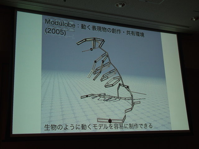 ニコファーレとニコニコ超会議という2つの会場を年ごとに往復しながら、常に新鮮な話題（研究発表）を提供し続ける「ニコニコ学会β」。オフラインだけでなく、ニコニコ動画で行われているユーザー参加型の学会です。発起人の江渡浩一郎氏は「ニコニコ学会βがめざすも