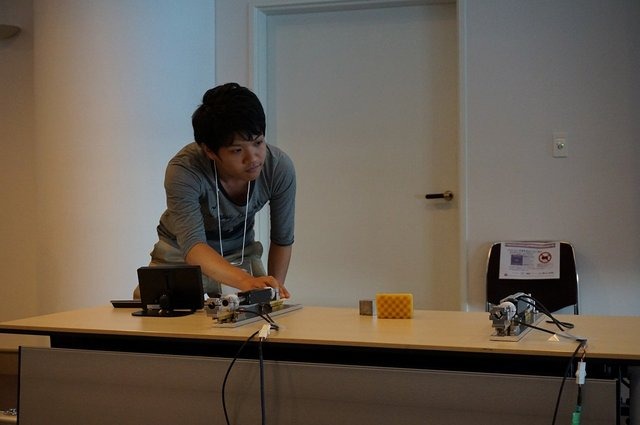 慶應義塾大学の大西公平氏の講演「医療ロボットに学ぶバーチャルリアリティのUI」では、先端医療装置「ダ・ヴィンチ」に用いられている「力触覚」を鮮明に伝える技術の説明と、遠隔操作UI（実世界ハプティクス）の公開実験が行われました。