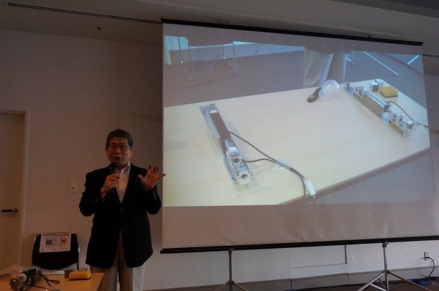 慶應義塾大学の大西公平氏の講演「医療ロボットに学ぶバーチャルリアリティのUI」では、先端医療装置「ダ・ヴィンチ」に用いられている「力触覚」を鮮明に伝える技術の説明と、遠隔操作UI（実世界ハプティクス）の公開実験が行われました。