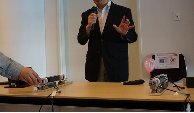 慶應義塾大学の大西公平氏の講演「医療ロボットに学ぶバーチャルリアリティのUI」では、先端医療装置「ダ・ヴィンチ」に用いられている「力触覚」を鮮明に伝える技術の説明と、遠隔操作UI（実世界ハプティクス）の公開実験が行われました。