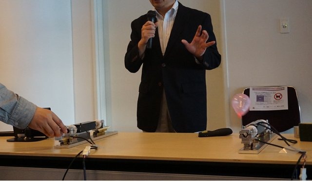 慶應義塾大学の大西公平氏の講演「医療ロボットに学ぶバーチャルリアリティのUI」では、先端医療装置「ダ・ヴィンチ」に用いられている「力触覚」を鮮明に伝える技術の説明と、遠隔操作UI（実世界ハプティクス）の公開実験が行われました。