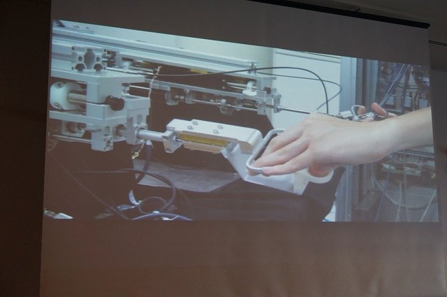 慶應義塾大学の大西公平氏の講演「医療ロボットに学ぶバーチャルリアリティのUI」では、先端医療装置「ダ・ヴィンチ」に用いられている「力触覚」を鮮明に伝える技術の説明と、遠隔操作UI（実世界ハプティクス）の公開実験が行われました。