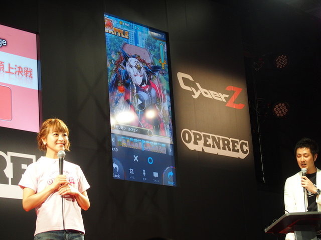 東京ゲームショウでCyberZはブースを出展し、スマホゲームプレイ動画共有サービス「OPENREC」のアピールを行いました。特設ステージではタレントの鈴木奈々さんを迎え、最近ハマっているという『キャンディクラッシュサーガ』のプレイ大会を開催。スタッフのサポートも