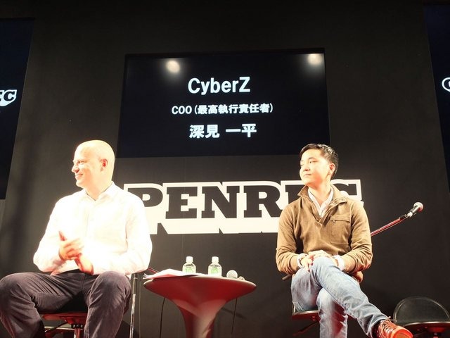 東京ゲームショウ2014のビジネスデイ初日、CyberZのブースにて「日本初来日！海外スマホゲームトップ対談」と題されたパネルディスカッションが行われました。登壇者はKing.comの最高マーケティング責任者アレックス・デール氏とMachineZoneのマーケティング事業部長ニ