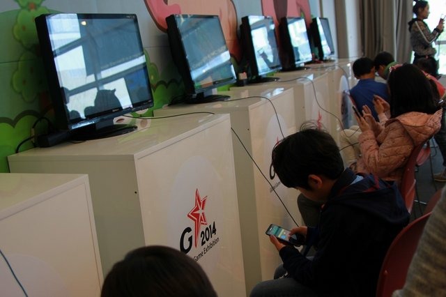 韓国・釜山にて23日まで行われていたゲームショウ「G-STAR2014」。多くのオンラインゲームメーカーが出展するなか、「mini e-sports competition」ブースの様子と、オーガナイザーであるSang-min Han氏、Junho Han氏のインタビューをお届けします。