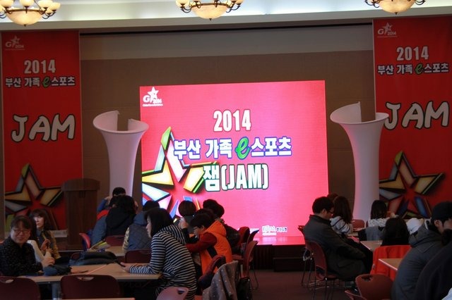 韓国・釜山にて23日まで行われていたゲームショウ「G-STAR2014」。多くのオンラインゲームメーカーが出展するなか、「mini e-sports competition」ブースの様子と、オーガナイザーであるSang-min Han氏、Junho Han氏のインタビューをお届けします。