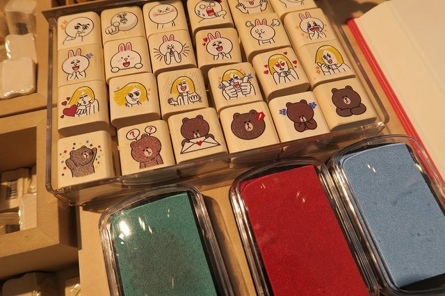 LINE株式会社は、日本初となるLINEキャラクターグッズショップ「LINE FRIENDS STORE」を12月13日(土)に原宿にオープンするのに先立ち、報道関係者向けの内覧会を実施しました。