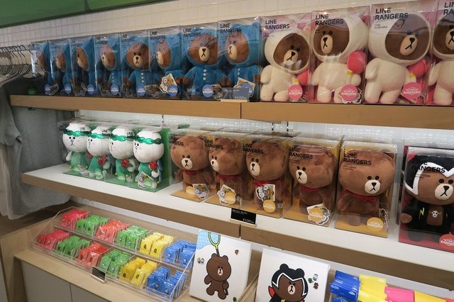 LINE株式会社は、日本初となるLINEキャラクターグッズショップ「LINE FRIENDS STORE」を12月13日(土)に原宿にオープンするのに先立ち、報道関係者向けの内覧会を実施しました。