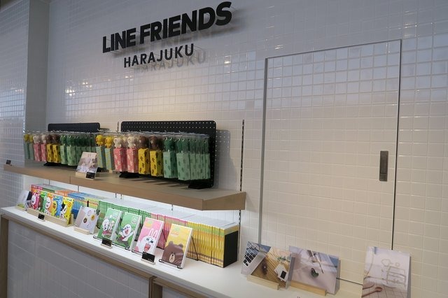 LINE株式会社は、日本初となるLINEキャラクターグッズショップ「LINE FRIENDS STORE」を12月13日(土)に原宿にオープンするのに先立ち、報道関係者向けの内覧会を実施しました。