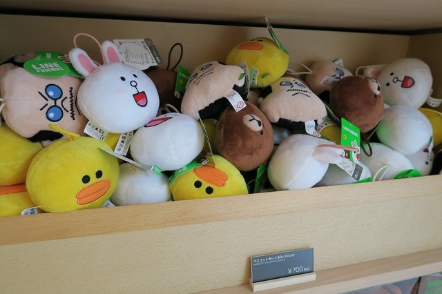 LINE株式会社は、日本初となるLINEキャラクターグッズショップ「LINE FRIENDS STORE」を12月13日(土)に原宿にオープンするのに先立ち、報道関係者向けの内覧会を実施しました。