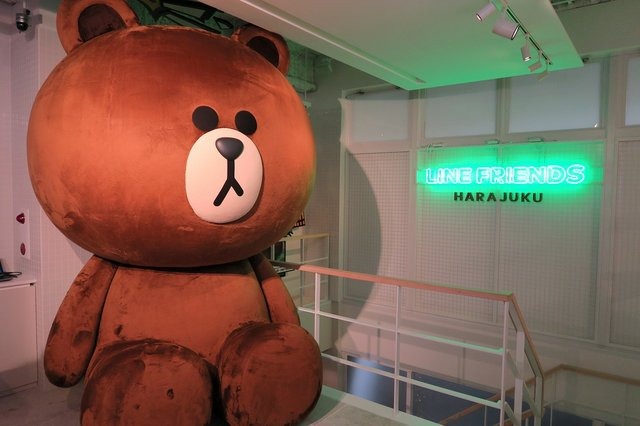 LINE株式会社は、日本初となるLINEキャラクターグッズショップ「LINE FRIENDS STORE」を12月13日(土)に原宿にオープンするのに先立ち、報道関係者向けの内覧会を実施しました。