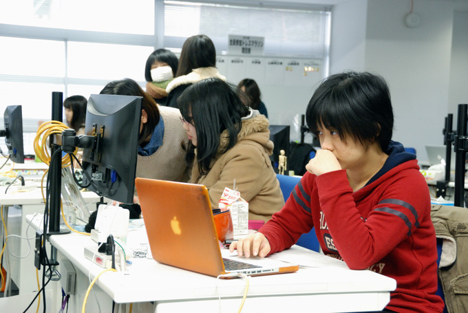 OPTPiX SpriteStudio 5  の活用事例はゲームだけに限りません。京都精華大学のマンガ学部マンガ学科キャラクターデザインコースでも、11月に全4回の授業で導入され、学生たちがSpriteStudioを用いたアニメーション制作に取り組みました。それまで学生たちは静止画の課
