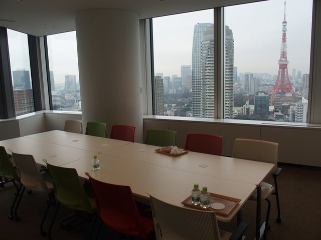 2015年1月5日より渋谷ヒカリエから虎ノ門ヒルズに社屋を移転したNHN PlayArtは、このたびメディアツアーを実施して、社員目線のオフィスレイアウトをアピールしました。