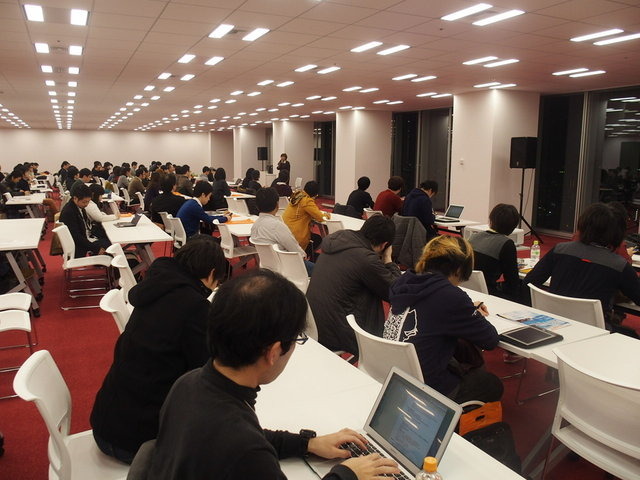KANSAI CEDECの基調講演で、大阪芸術大学キャラクター造形学科長もつとめる漫画家の里中満智子氏が登壇し、「キャラクター造形とデジタルエンターテイメントについて」と題して講演しました。里中氏は日本人の文化的特性や自身のストーリーテリング論などについてユーモ