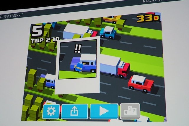 昨年11月20日にiOSのApp Storeでリリースされ、瞬く間に全世界に人気が広まったアクションゲーム『クロッシーロード』。GDC 2015、2日目の午後16時30分から本作の開発者であるAndy Sum氏とMatt Hall氏が登壇し、ヒットの裏側を語りました。
